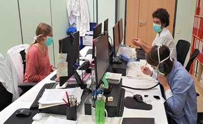 Voluntaris del Grau en Medicina de UIC Barcelona col·laboren amb l’Eap Sardenya per informar a la població sobre el COVID-19
